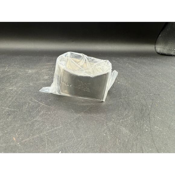 Vintage Royal Rose Napkin Ring Set of 8 – New in Box - Picture 4 of 7